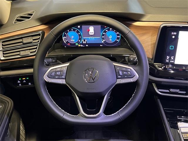 Photo of 2025 Deep Black Pearl Effect Volkswagen Atlas