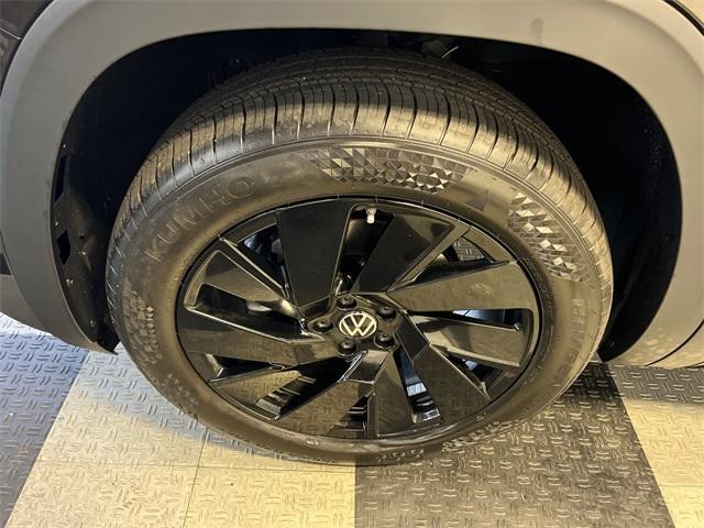 Photo of 2025 Deep Black Pearl Effect Volkswagen Atlas