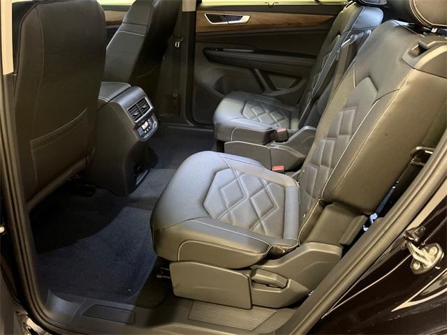 Photo of 2025 Deep Black Pearl Effect Volkswagen Atlas