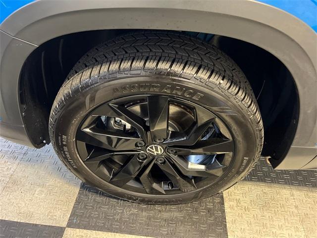 Photo of 2024 Cornflower Blue Metallic / Black Roof Volkswagen Taos