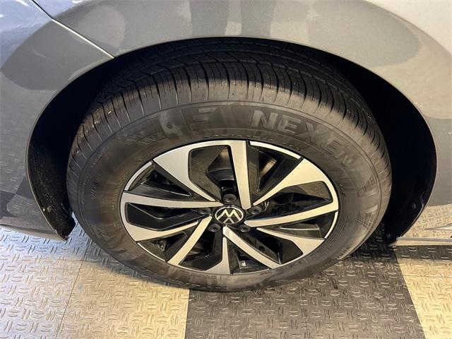 Photo of 2025 Platinum Gray Metallic Volkswagen Jetta