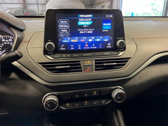 Photo of 2021 White Nissan Altima