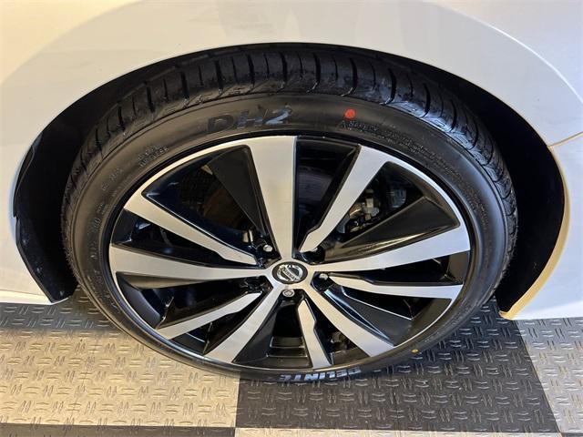 Photo of 2021 White Nissan Altima