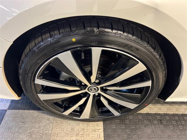 Photo of 2021 White Nissan Altima