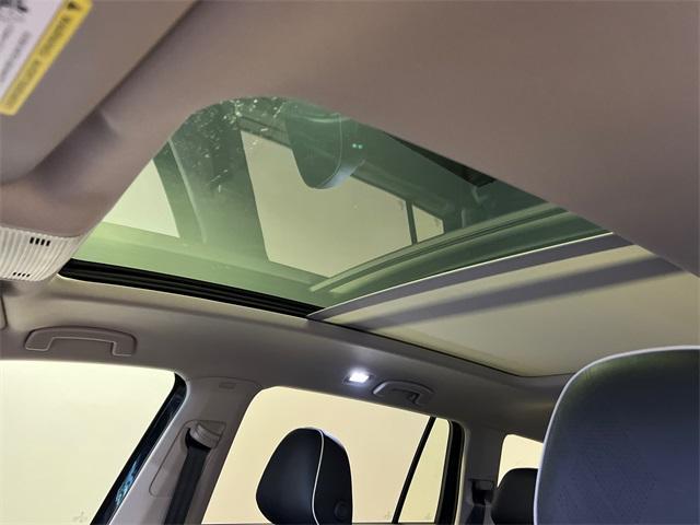 Photo of 2026 Deep Black Pearl Effect Volkswagen Atlas