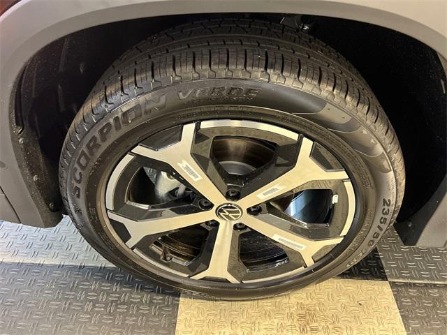 Photo of 2025 Deep Black Pearl Effect Volkswagen Tiguan