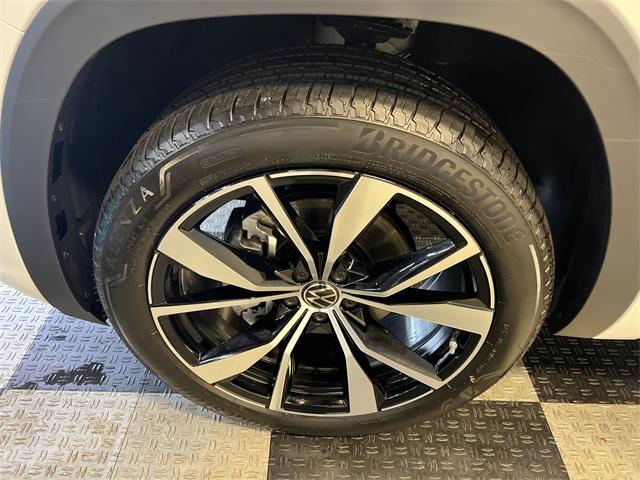 Photo of 2025 Opal White Pearl Effect Volkswagen Atlas