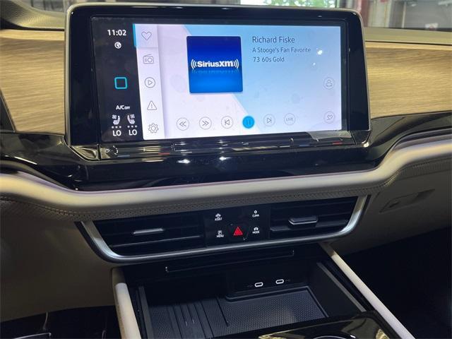 Photo of 2025 Opal White Pearl Effect Volkswagen Atlas