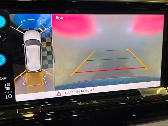 Photo of 2025 Opal White Pearl Effect Volkswagen Atlas