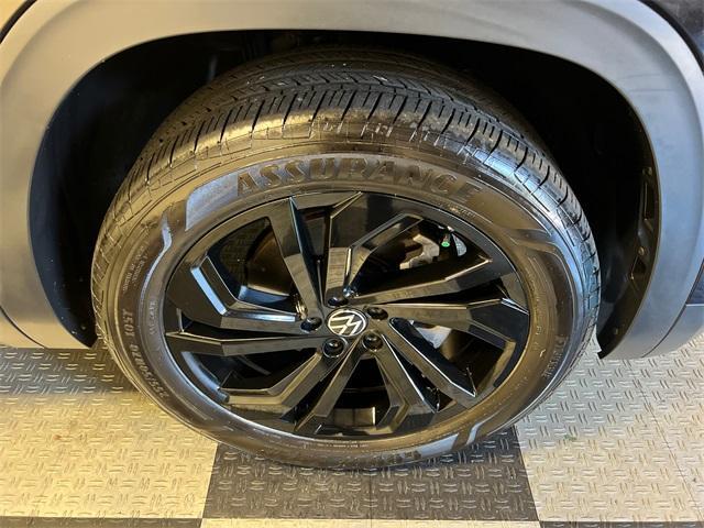 Photo of 2023 Deep Black Pearl Effect Volkswagen Atlas