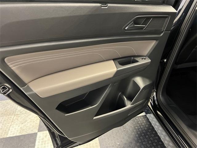 Photo of 2023 Deep Black Pearl Effect Volkswagen Atlas