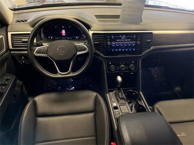 Photo of 2023 Deep Black Pearl Effect Volkswagen Atlas
