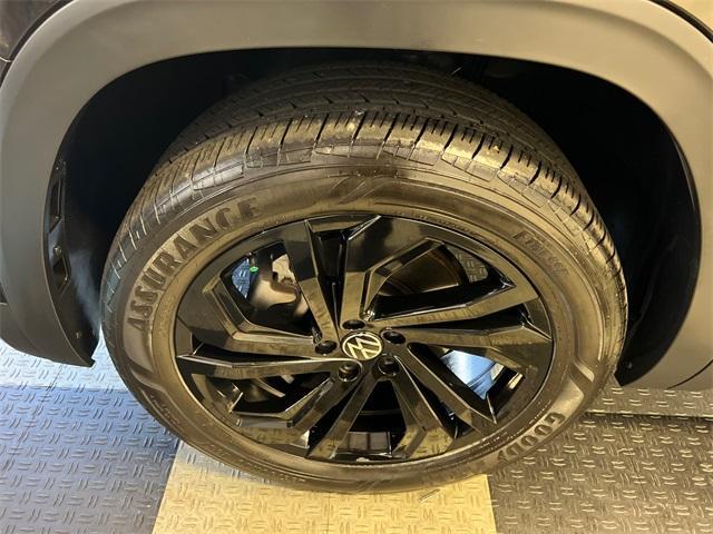 Photo of 2023 Deep Black Pearl Effect Volkswagen Atlas