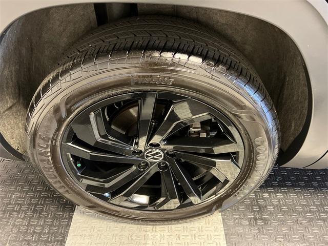 Photo of 2023 Deep Black Pearl Effect Volkswagen Atlas