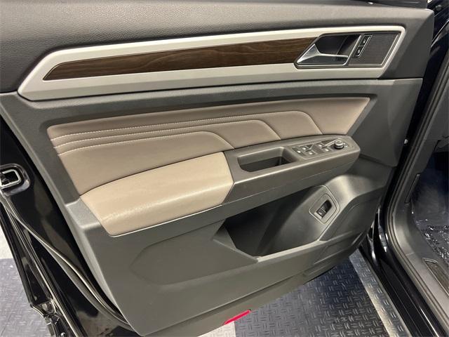 Photo of 2023 Deep Black Pearl Effect Volkswagen Atlas