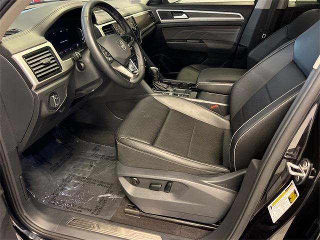 Photo of 2023 Deep Black Pearl Effect Volkswagen Atlas