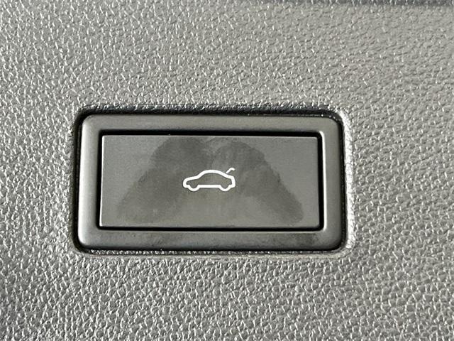 Photo of 2023 Deep Black Pearl Effect Volkswagen Atlas