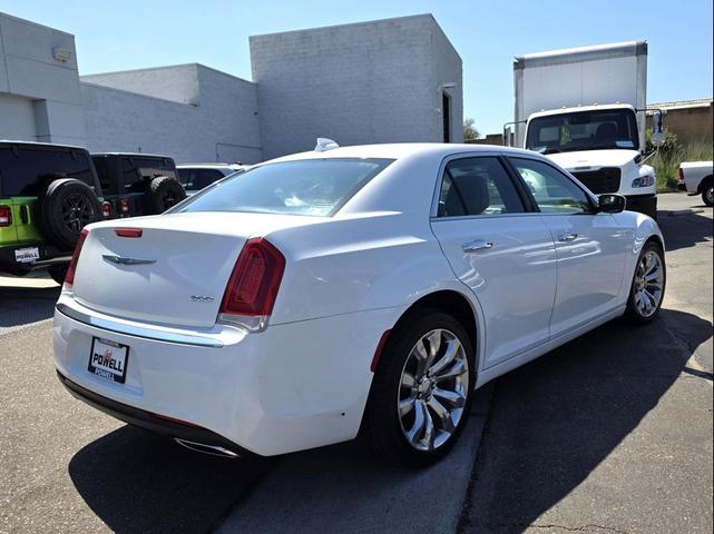 Photo of 2019 Bright White Clearcoat Chrysler 300