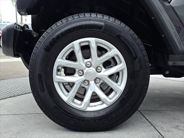 Photo of 2023 Granite Crystal Metallic Clearcoat Jeep Gladiator