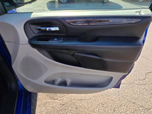 Photo of 2019 Blue Dodge Grand Caravan