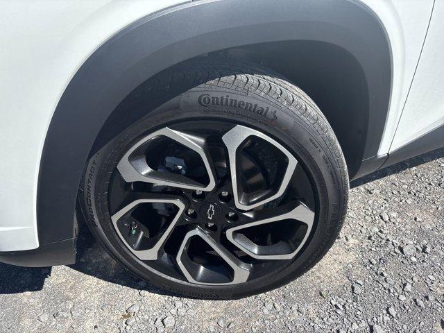 Photo of 2025 Summit White Chevrolet Trax