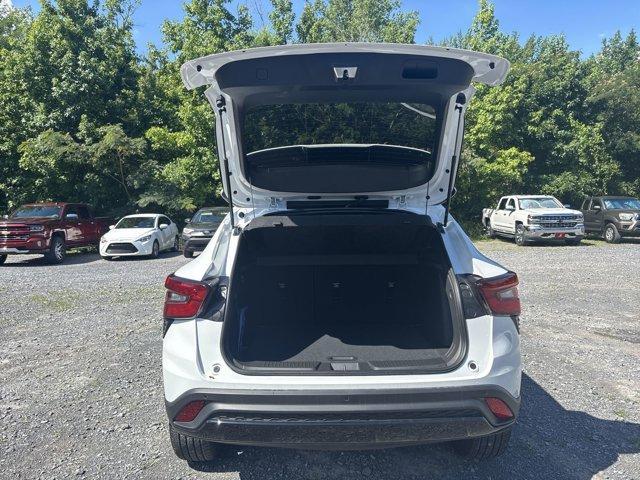 Photo of 2025 Summit White Chevrolet Trax