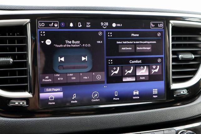 Photo of 2022 Brilliant Black Crystal Pearlcoat Chrysler Pacifica