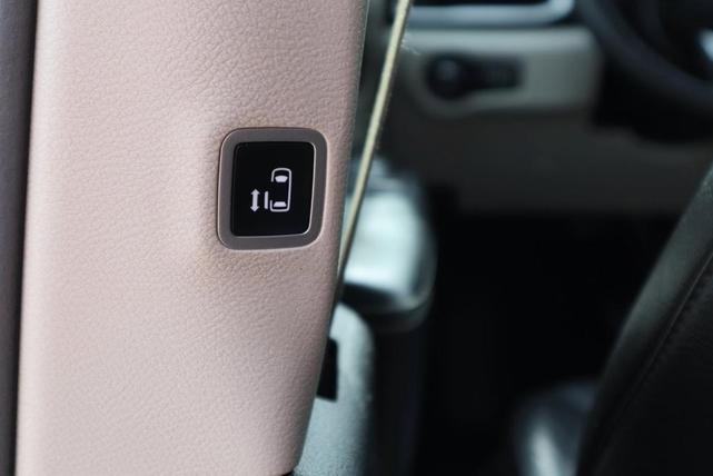 Photo of 2022 Brilliant Black Crystal Pearlcoat Chrysler Pacifica