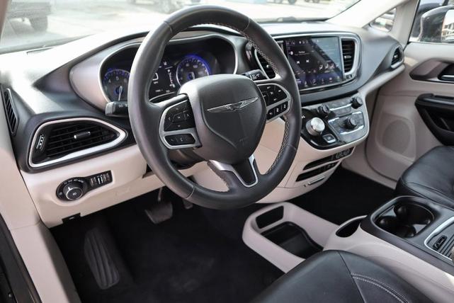 Photo of 2022 Brilliant Black Crystal Pearlcoat Chrysler Pacifica
