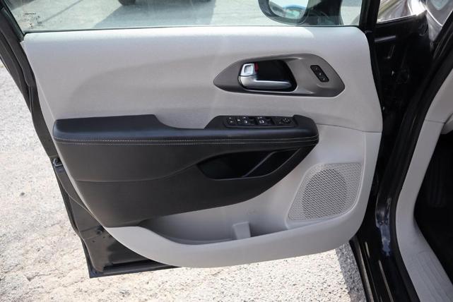 Photo of 2022 Brilliant Black Crystal Pearlcoat Chrysler Pacifica