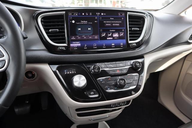 Photo of 2022 Brilliant Black Crystal Pearlcoat Chrysler Pacifica