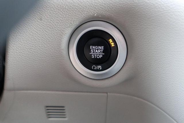 Photo of 2022 Brilliant Black Crystal Pearlcoat Chrysler Pacifica