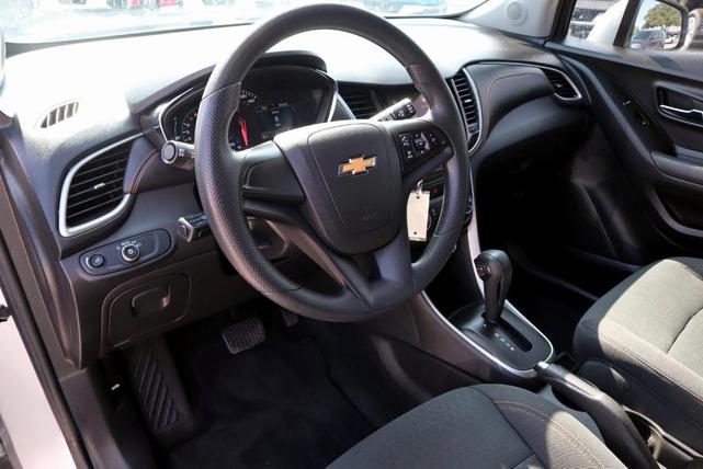 Photo of 2018 Silver Ice Metallic Chevrolet Trax