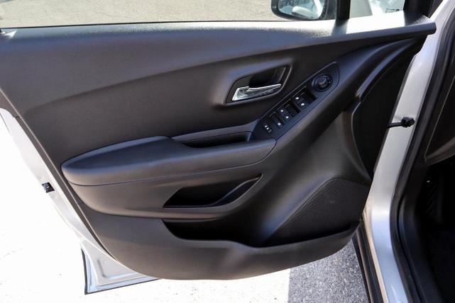 Photo of 2018 Silver Ice Metallic Chevrolet Trax