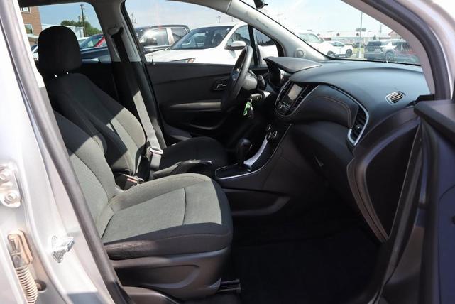 Photo of 2018 Silver Ice Metallic Chevrolet Trax
