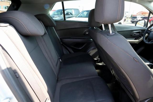 Photo of 2018 Silver Ice Metallic Chevrolet Trax