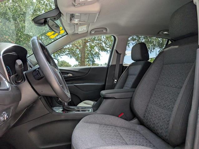 Photo of 2022 Silver Ice Metallic Chevrolet Equinox
