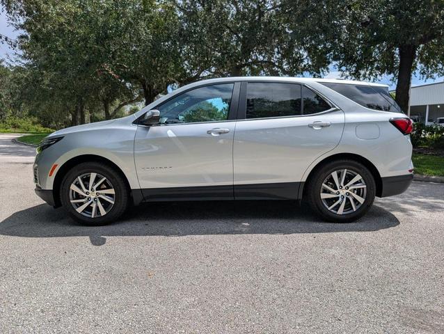 Photo of 2022 Silver Ice Metallic Chevrolet Equinox