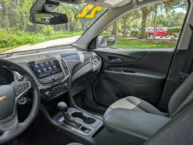 Photo of 2022 Silver Ice Metallic Chevrolet Equinox