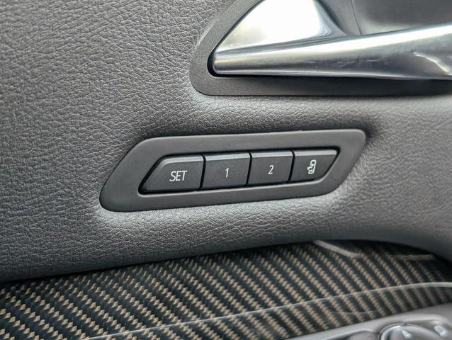 Photo of 2021 Crystal White Tricoat Cadillac XT4