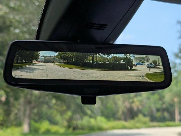 Photo of 2021 Iridescent Pearl Tricoat Chevrolet Traverse