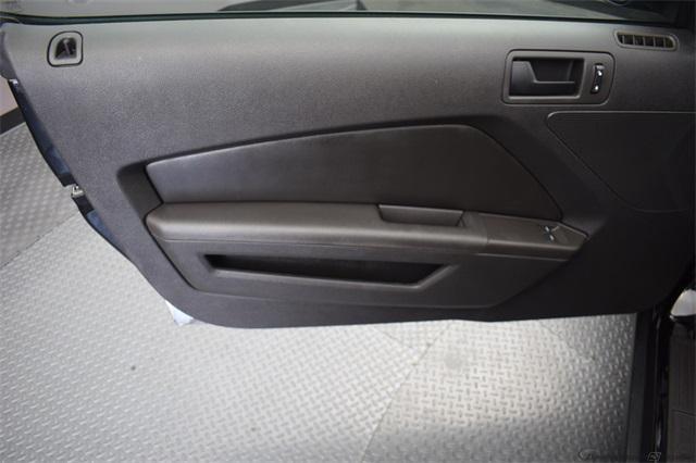 Photo of 2011 Ebony Ford Mustang