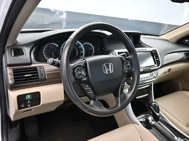 Photo of 2016 White Orchid Pearl Honda Accord