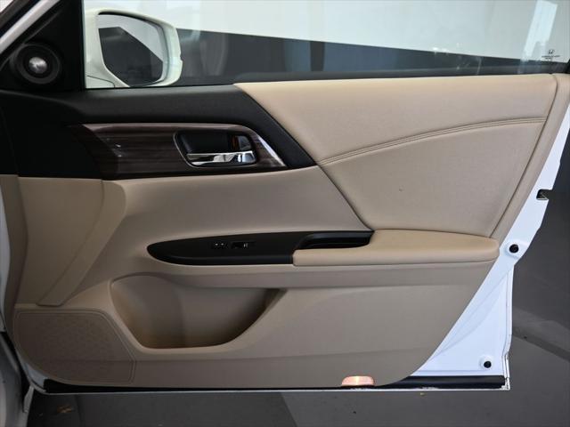 Photo of 2016 White Orchid Pearl Honda Accord
