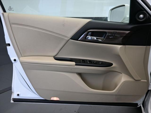 Photo of 2016 White Orchid Pearl Honda Accord
