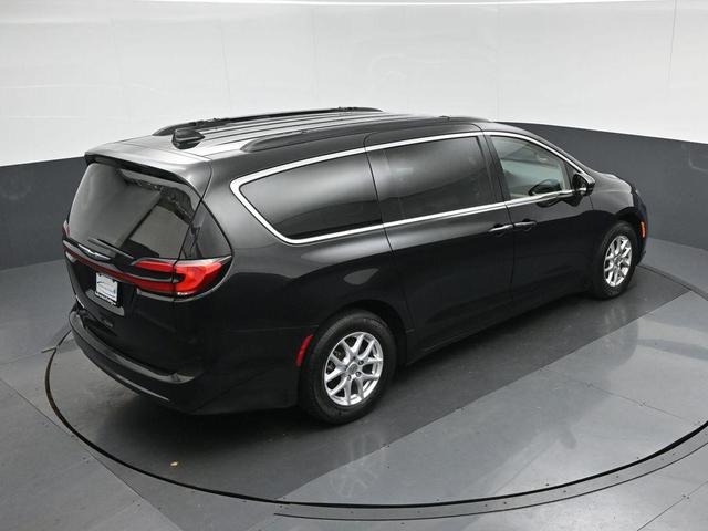 Photo of 2022 Brilliant Black Crystal Pearlcoat Chrysler Pacifica