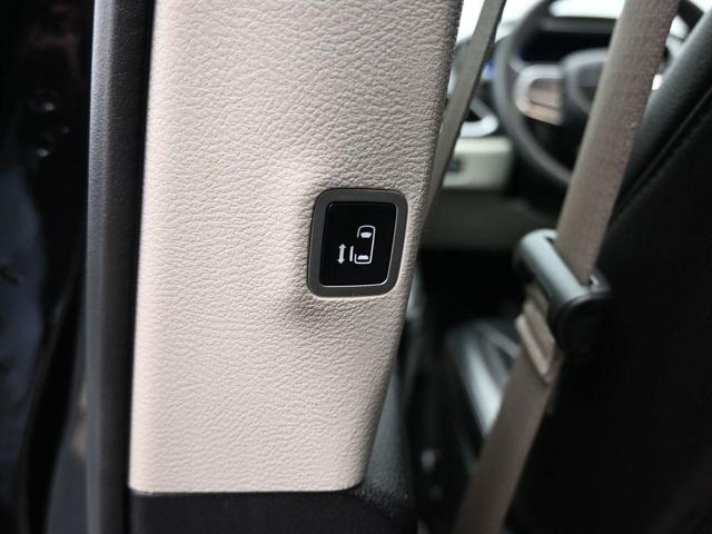 Photo of 2022 Brilliant Black Crystal Pearlcoat Chrysler Pacifica