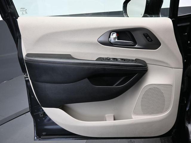 Photo of 2022 Brilliant Black Crystal Pearlcoat Chrysler Pacifica