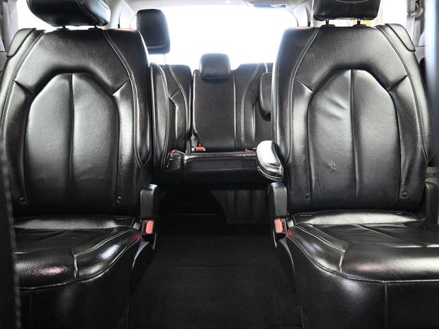 Photo of 2022 Brilliant Black Crystal Pearlcoat Chrysler Pacifica