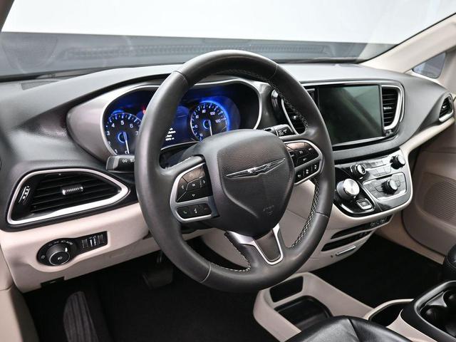 Photo of 2022 Brilliant Black Crystal Pearlcoat Chrysler Pacifica